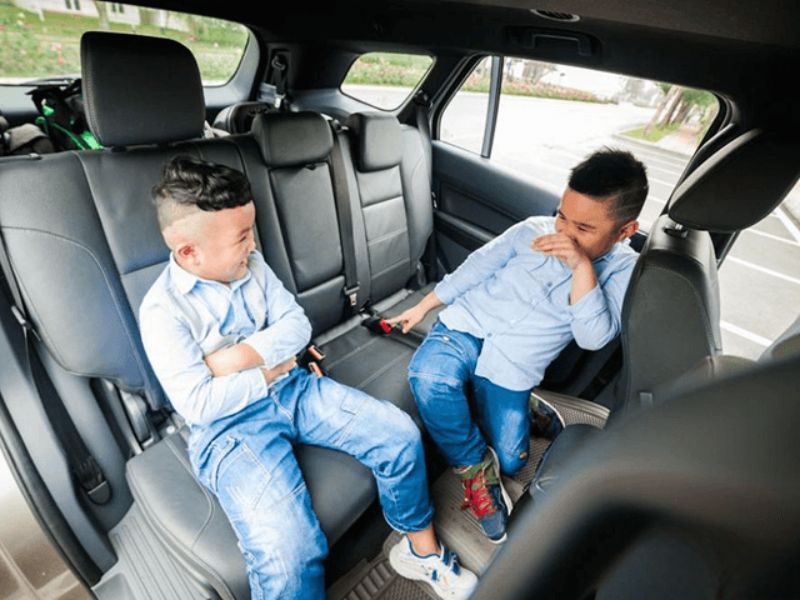 Hướng dẫn cách thắt dây an toàn ô tô đơn giản, an toàn chỉ 2 phút 5 Không thắt dây an toàn ghế sau dễ gây nguy hiểm khi va chạm