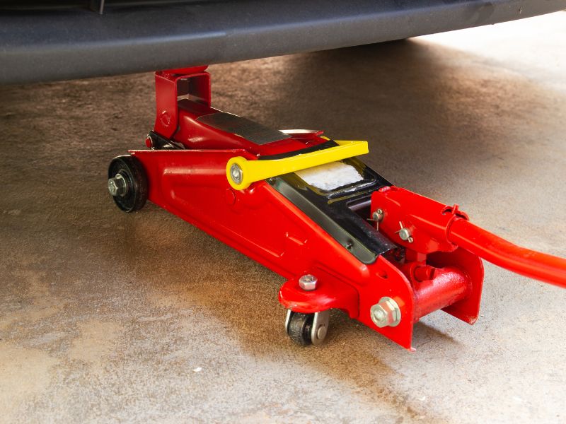 Kích cá sấu có thiết kế thấp, dễ lăn vào gầm xe