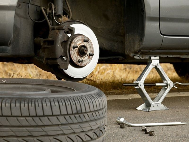 Kích xe thường dùng để hỗ trợ thay lốp khi xe gặp sự cố trên đường