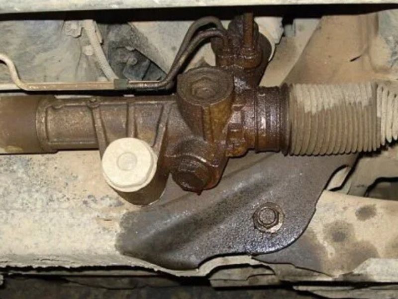 Rò rỉ dầu trợ lực là dấu hiệu thường gặp khi thước lái ô tô gặp vấn đề