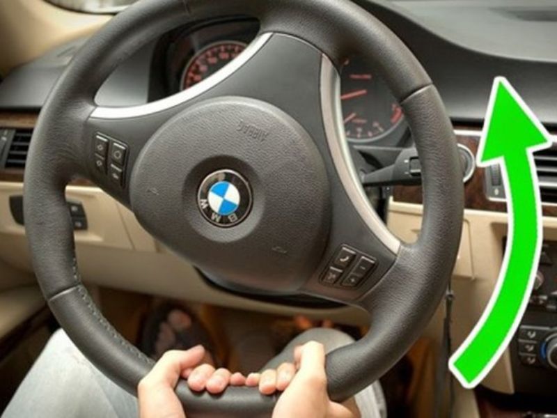 Nhẹ nhàng lắc vô lăng qua lại trong khoảng 2–3 cm