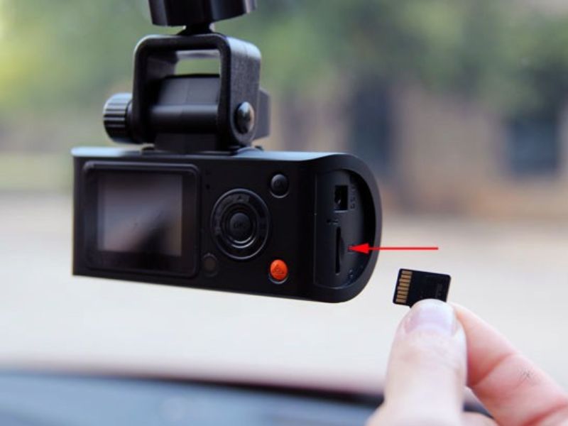 Hướng dẫn cách dùng camera hành trình dễ hiểu nhanh nhất 2 Lắp thẻ nhớ vào camera hành trình