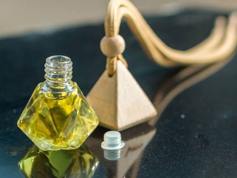 4+ cách sử dụng lọ treo tinh dầu trên ô tô hiệu quả, siêu tiết kiệm 1 Lọ tinh dầu treo thiết kế để treo trong ô tô, giữ cho không gian luôn thơm mát