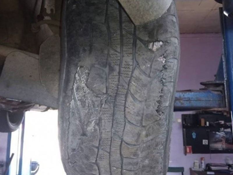 Lốp mòn không đều, ví dụ mòn nhiều ở mép trong hoặc ngoài