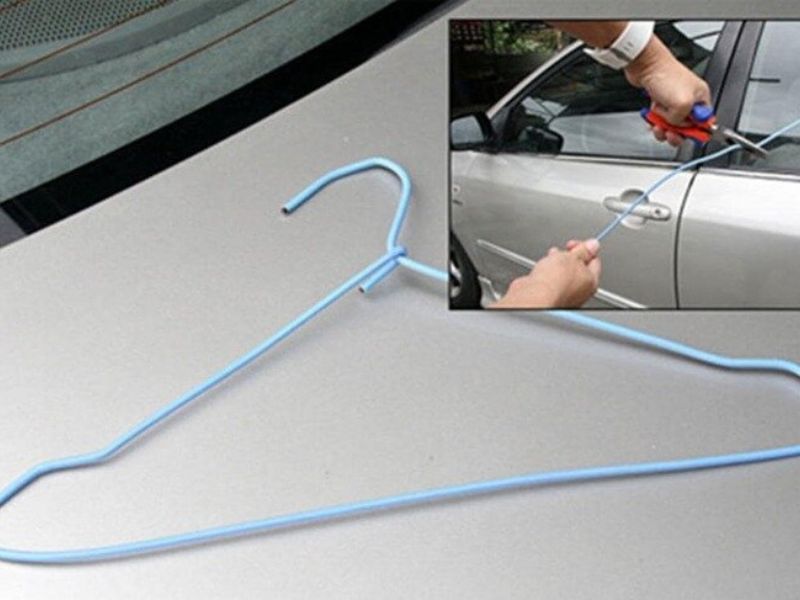 10 cách mở khóa cửa ô tô khi mất chìa hoặc quên chìa bên trong 5 Mở khóa bằng dây thép hoặc móc quần áo