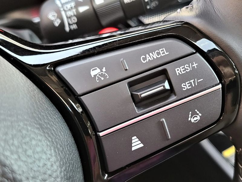 Cruise Control là gì? Cách sử dụng Cruise Control trên ô tô 2 Nút bấm điều khiển Cruise Control thường nằm trên vô lăng hoặc cột lái