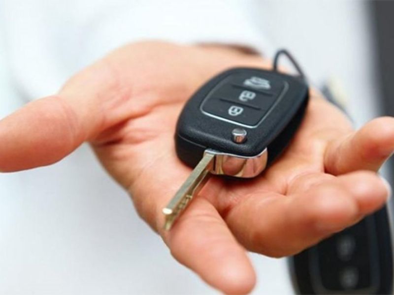 10 cách mở khóa cửa ô tô khi mất chìa hoặc quên chìa bên trong 1 Hầu hết các hãng xe đều cung cấp 1–2 chìa phụ khi mua xe mới