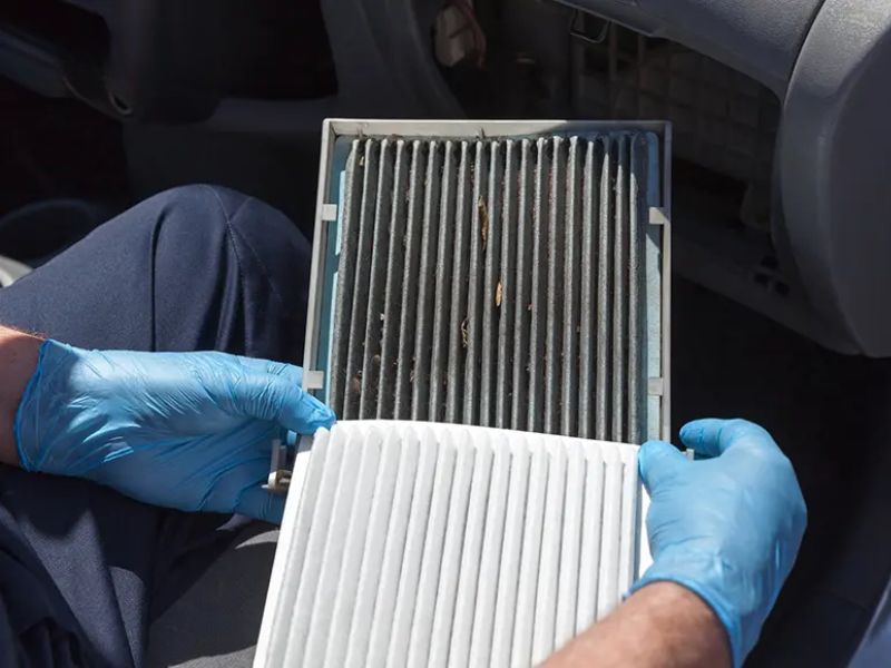 Tiến hành tháo lọc gió bên ghế phụ để làm sạch