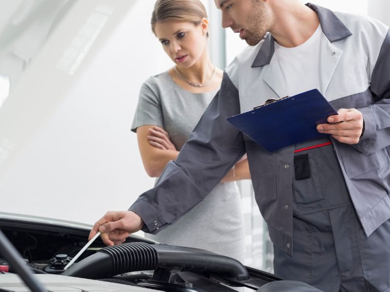 Các hạng mục bảo dưỡng 15000km: Quy trình chi tiết và chi phí 9 Bảo dưỡng xe ô tô nên kiểm tra cùng kỹ thuật viên để đảm bảo minh bạch