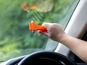 7 cách thoát hiểm trên xe ô tô khi bị bỏ quên bạn phải biết