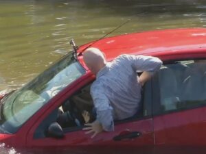 Cách thoát khỏi xe bị chìm xuống nước