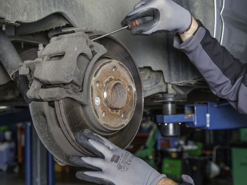Các hạng mục bảo dưỡng 15000km: Quy trình chi tiết và chi phí 3 Chủ động bảo dưỡng hệ thống phanh giúp đảm bảo an toàn khi lái xe