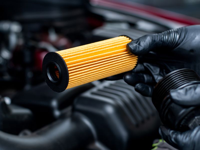 Bảo dưỡng 70000km: Các mục kiểm tra, quy trình chuẩn & chi phí 3 Chủ động thay lọc dầu động cơ mới cho xe ô tô