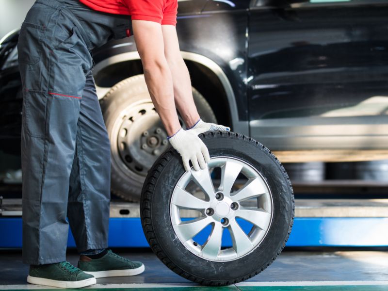 Bảo dưỡng 70000km: Các mục kiểm tra, quy trình chuẩn & chi phí 5 Đảo lốp đúng lịch và thường xuyên sẽ giúp kéo dài tuổi thọ của lốp xe