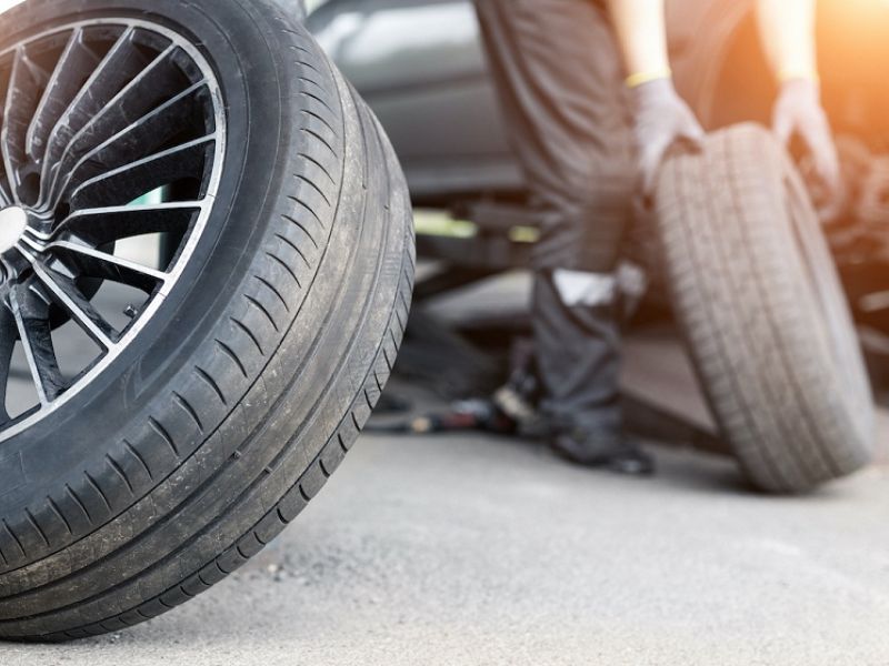 Bảo dưỡng xe ô tô 10000km: Hạng mục cần làm và chi phí 3 Đảo lốp và kiểm tra tình trạng mòn