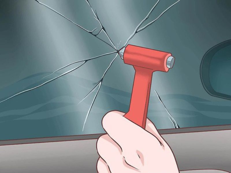 Cách thoát khỏi xe bị chìm xuống nước nhanh chóng chỉ 6 bước 3 Đập vỡ cửa kính nếu không mở được cửa