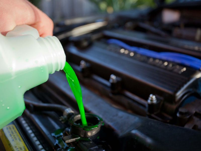 Cách thay nước làm mát xe Mercedes và một số lưu ý khi thay 3 Đổ nước làm mát mới vào hệ thống để đảm bảo động cơ luôn duy trì nhiệt độ ổn định