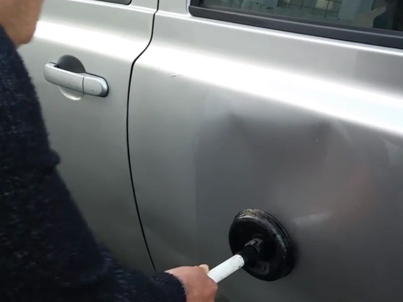 9+ cách tự sửa vết móp xe ô tô tại nhà ai cũng làm được 3 Khắc phục vết móp bằng cách sử dụng cây hút bồn cầu