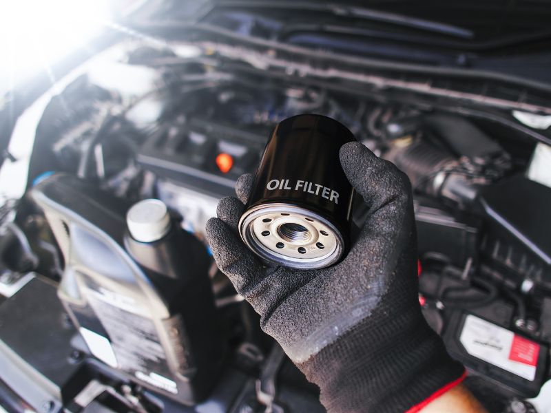 Bảo dưỡng 60000km: Các mục cần kiểm tra, chi phí & gara uy tín 3 Khi lọc dầu bẩn, để lâu ngày nên thay mới để nhiên liệu đốt cháy nhanh và ổn định