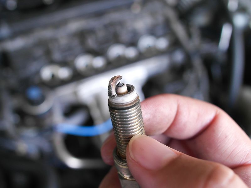 Những hạng mục cần thiết khi bảo dưỡng xe ô tô 40000km 5 Kiểm tra bugi đánh lửa