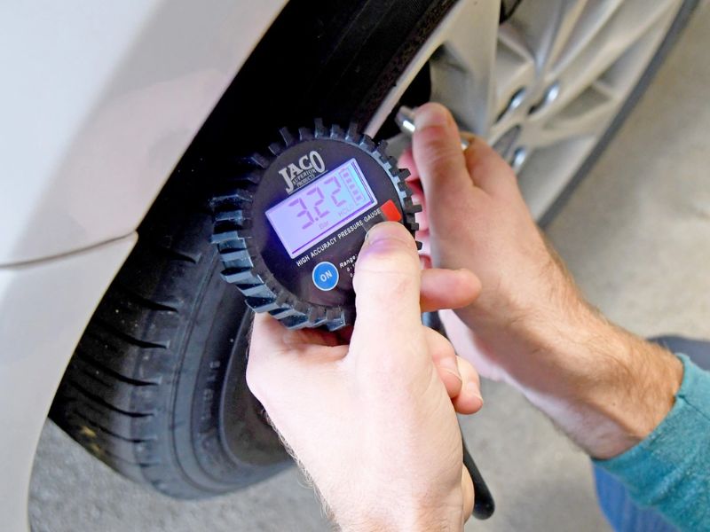 Bảo dưỡng 5000km gồm hạng mục gì? Chi phí và lưu ý 6 Kiểm tra lốp xe giúp phát hiện sớm tình trạng gai lốp thấp, mòn lệch do chưa cân chỉnh góc đặt bánh xe