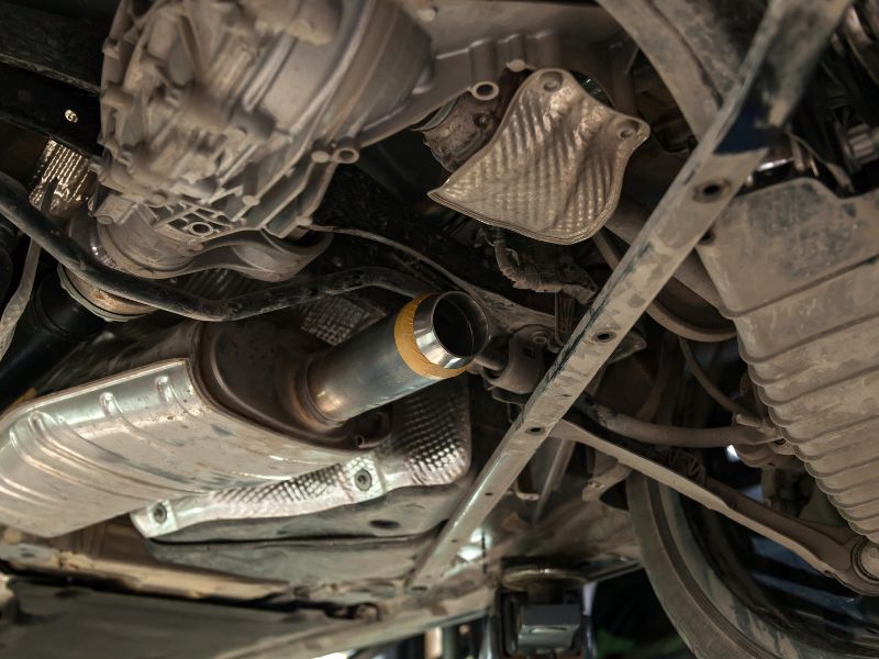 Những hạng mục cần thiết khi bảo dưỡng xe ô tô 40000km 2 Kiểm tra động cơ và gầm xe ô tô