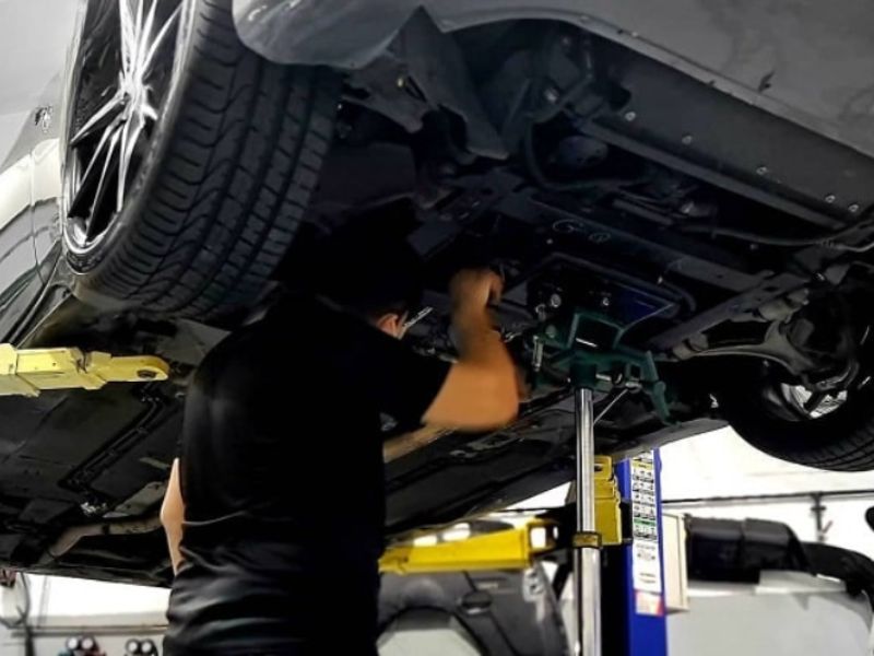 Các hạng mục bảo dưỡng 15000km: Quy trình chi tiết và chi phí 7 Kiểm tra hệ thống lái, đèn xe để đảm bảo xe vận hành ổn định và an toàn