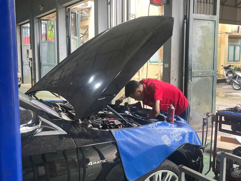 Bảo dưỡng 5000km gồm hạng mục gì? Chi phí và lưu ý 4 Kiểm tra khoang động cơ ô tô tại mốc 5000km