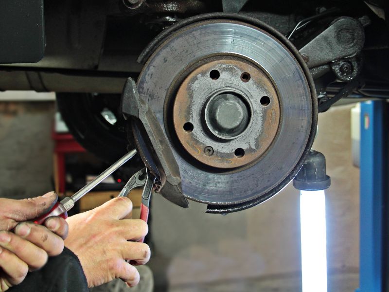 Những hạng mục cần thiết khi bảo dưỡng xe ô tô 40000km 7 Kiểm tra và vệ sinh hệ thống phanh ô tô