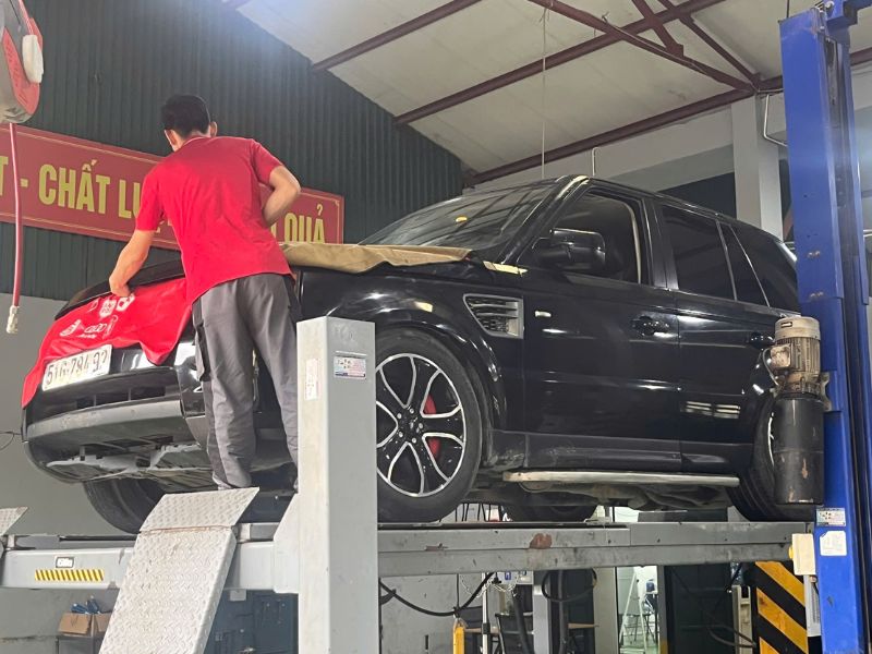 Bảo dưỡng 5000km gồm hạng mục gì? Chi phí và lưu ý 2 Kiểm tra xe toàn diện: hệ thống đèn, gương chỉnh điện, gạt mưa, nâng hạ kính