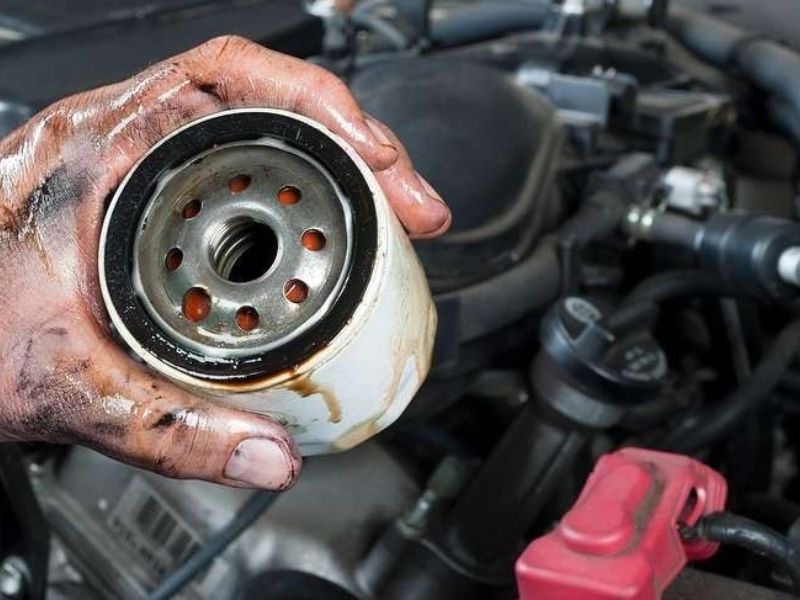 Bảo dưỡng 50000km: Các hạng mục cần làm và chi phí cụ thể 7 Kỹ thuật viên tiến hành thay lọc dầu trong quá trình bảo dưỡng
