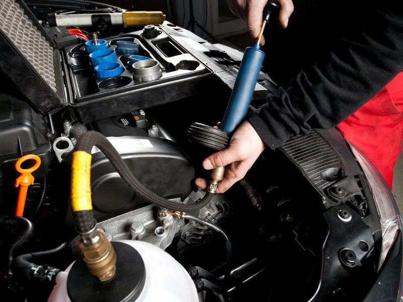 Cách thay nước làm mát xe Mercedes và một số lưu ý khi thay 2 Làm sạch toàn bộ hệ thống làm mát trước khi châm nước mới
