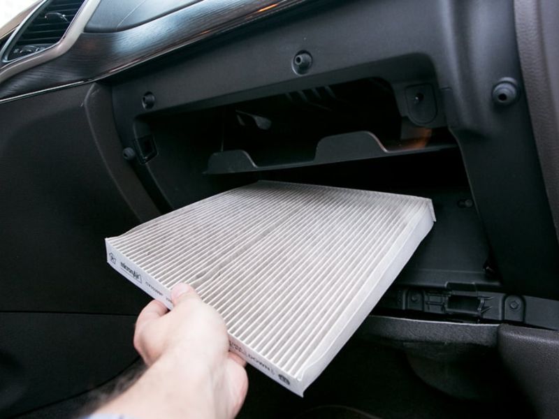 Cách thay lọc gió điều hòa ô tô tại nhà đơn giản chỉ 5 phút 4 Lắp lọc gió mới vào khay