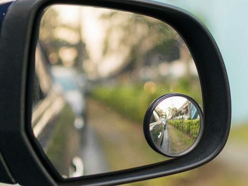 Hướng dẫn cách đánh lái khi vào cua đơn giản, an toàn cho lái mới 5 Luôn quan sát điểm mù để phòng va chạm