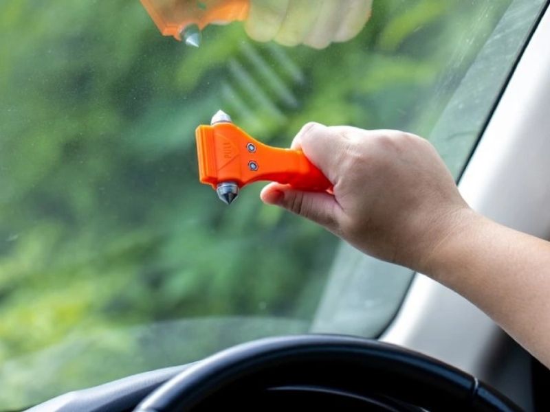 Cách thoát khỏi xe bị chìm xuống nước nhanh chóng chỉ 6 bước 5 Nên trang bị gì trong xe để phòng ngừa chìm nước?