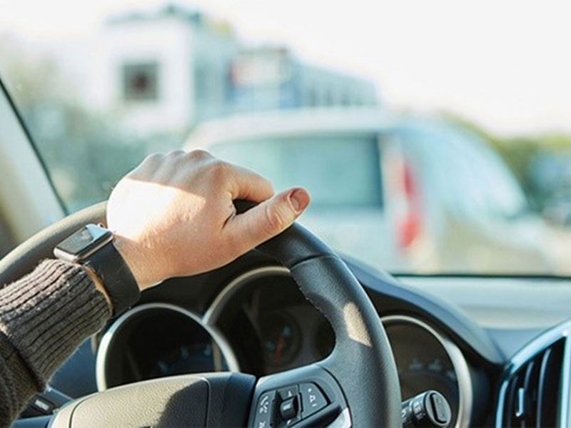 Hướng dẫn cách đánh lái khi vào cua đơn giản, an toàn cho lái mới 1 Nhìn phía trước để kiểm tra xem có vật cản nào trước khi rẽ