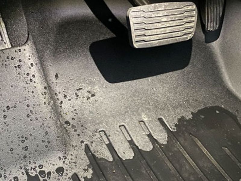 Top 3 địa chỉ sửa dàn lạnh ô tô uy tín, chất lượng tại Hà Nội 3 Nước đọng nhiều trên sàn xe mỗi khi bật điều hòa