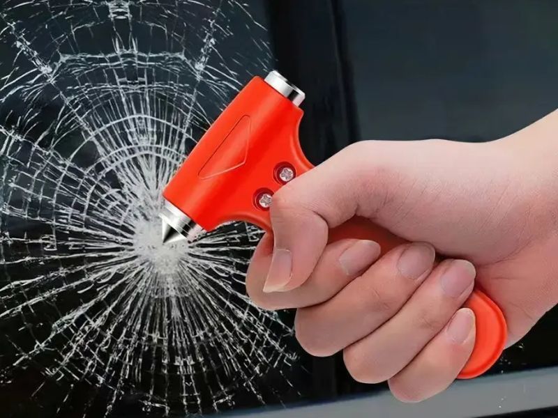 7 cách thoát hiểm trên xe ô tô khi bị bỏ quên bạn phải biết 3 Búa thoát hiểm ô tô là dụng cụ chuyên dụng, thường được đặt ở gần cửa sổ để dễ lấy khi khẩn cấp