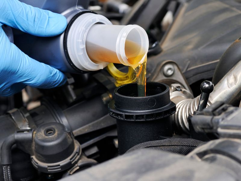 Hạng mục bảo dưỡng xe ô tô 20000km, chi phí và địa chỉ uy tín 1 Thay dầu động cơ đảm bảo piston, xéc măng, trục khuỷu vận hành trơn tru