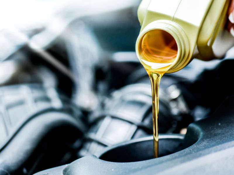 Bảo dưỡng 70000km: Các mục kiểm tra, quy trình chuẩn & chi phí 2 Thay dầu động cơ đình kỳ giúp xe di chuyển mượt mà