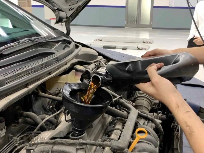 Bảo dưỡng 5000km gồm hạng mục gì? Chi phí và lưu ý 3 Thay dầu động cơ là hạng mục bắt buộc bởi sau quãng đường này