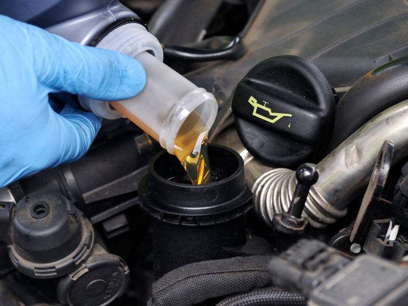 15 hạng mục bảo dưỡng 80000km quan trọng cần chú ý 1 Thay dầu động cơ và lọc dầu xe ô tô