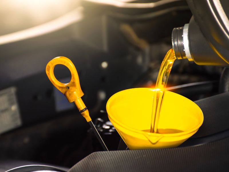 Các hạng mục bảo dưỡng 15000km: Quy trình chi tiết và chi phí 1 Thay dầu máy giúp loại bỏ cặn bẩn, duy trì khả năng bôi trơn cho động cơ