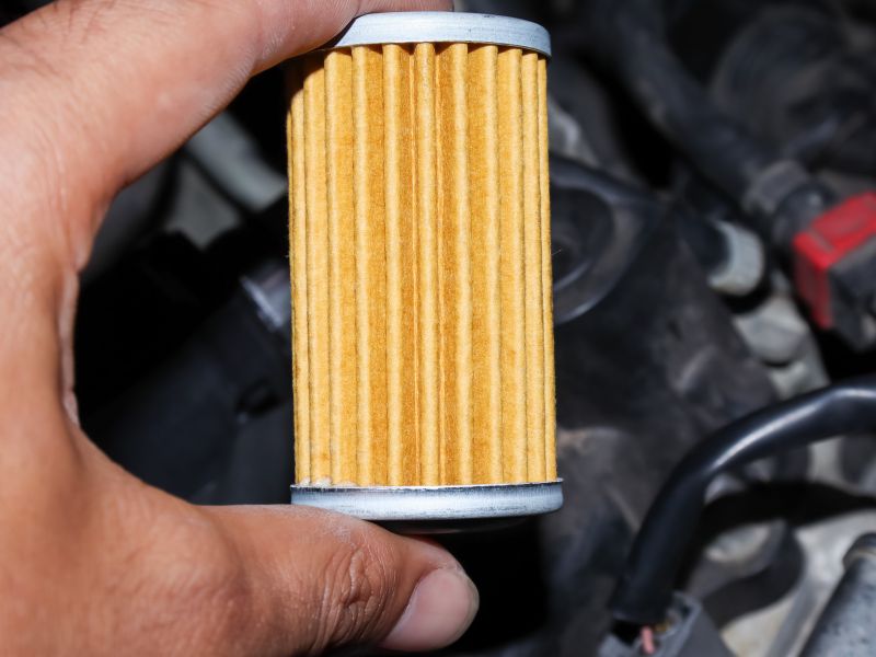 Hạng mục bảo dưỡng xe ô tô 20000km, chi phí và địa chỉ uy tín 3 Thay lọc dầu động cơ ô tô