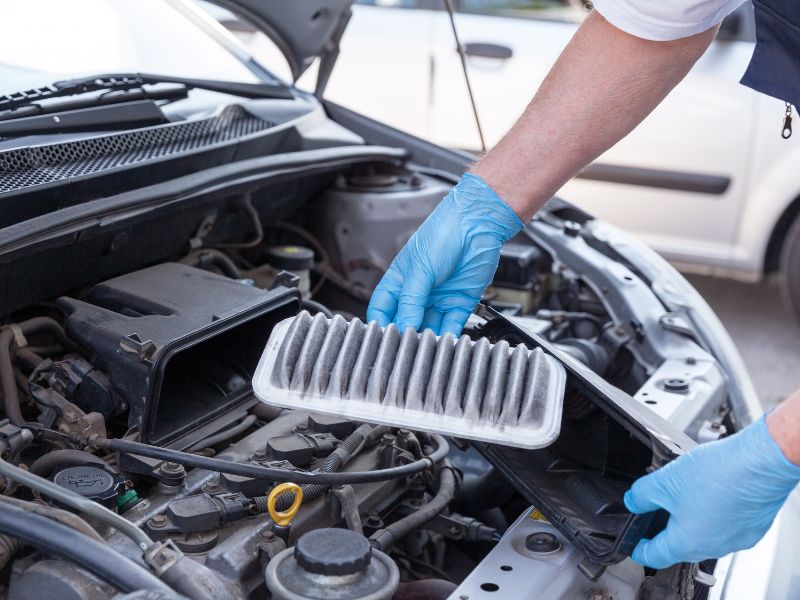 Các hạng mục bảo dưỡng 15000km: Quy trình chi tiết và chi phí 2 Thay lọc gió động cơ giúp duy trì hiệu suất đốt cháy nhiên liệu, tiết kiệm xăng