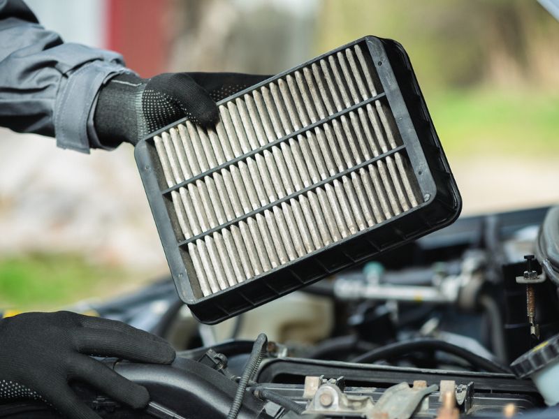 Những hạng mục cần thiết khi bảo dưỡng xe ô tô 40000km 3 Thay lọc gió động cơ ô tô