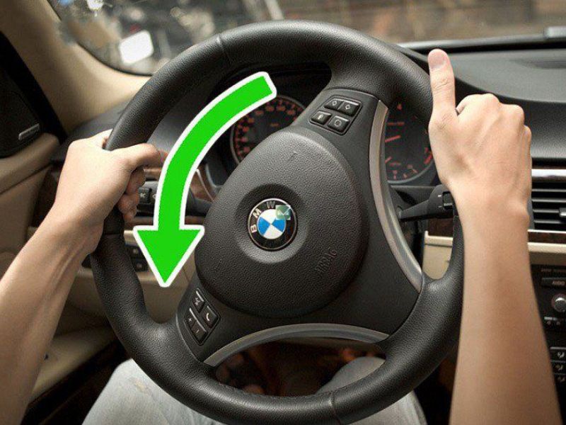 Hướng dẫn cách đánh lái khi vào cua đơn giản, an toàn cho lái mới 3 Thoát cua xong, từ từ trả vô lăng về vị trí ban đầu