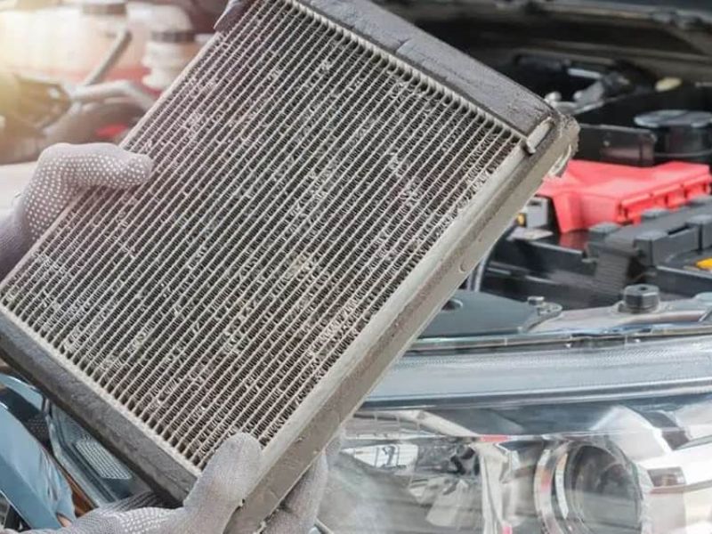 Top 3 địa chỉ sửa dàn lạnh ô tô uy tín, chất lượng tại Hà Nội 4 Tiến hành tháo dàn lạnh, vệ sinh kỹ lưỡng bụi bẩn tích tụ