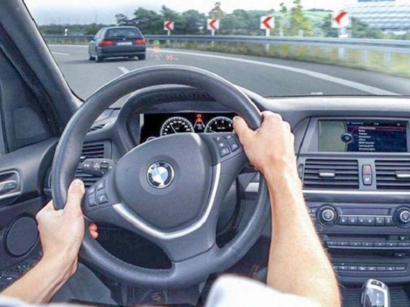 Hướng dẫn cách đánh lái khi vào cua đơn giản, an toàn cho lái mới 2 Xác định góc cua, đánh lái dứt khoát vào quỹ đạo