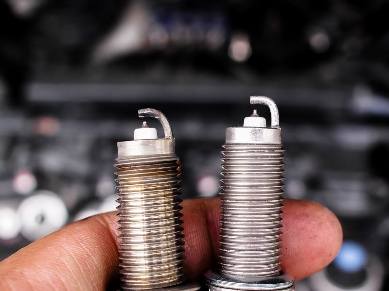 Bề mặt của bugi bị gỉ sét nên thay mới để đảm bảo động cơ vận hành êm ái